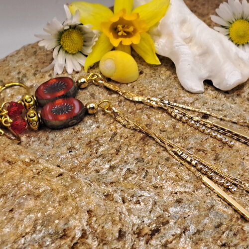 Boucles d'oreilles perle verre tchèque ovale plate rouge grenat motif fleur pendant doré et strass