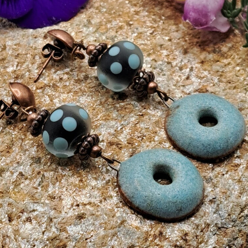 Boucles perles verre filé au chalumeau noir et bleu céramique bleue donut puces cuivre