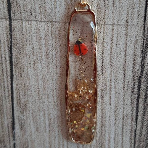 Collier rectangulaire résine chaîne dorée paillettes coccinelle