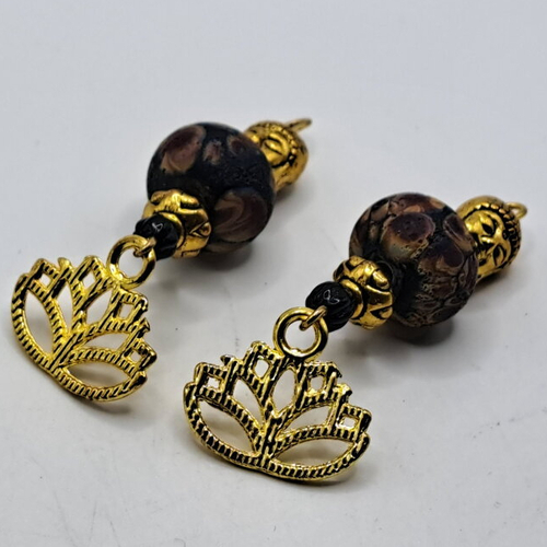 Boucles perle noire rouge verre  filée au chalumeau carmin métal doré fleur de lotus et bouddha,