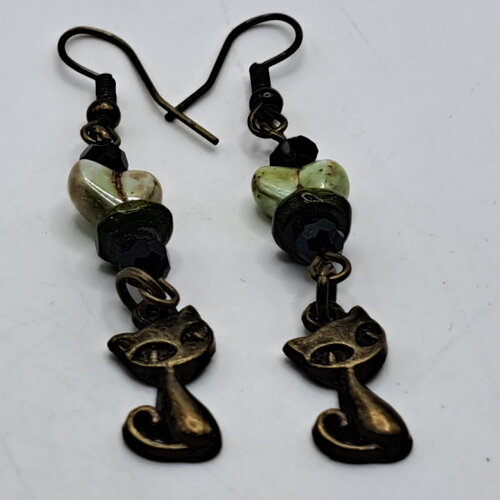 Boucles d'oreilles bronze chat coeur vert et perles verre