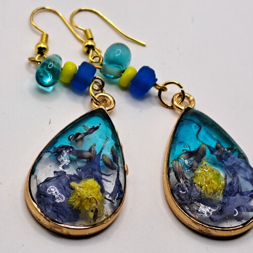 Boucles perle filée au chalumeau  résine et véritables fleurs séchées tons de bleu et jaune