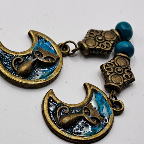 Boucles d'oreilles inclusion sous résine colorée encre bleue cadre en forme de croissant de lune en métal  bronze chat