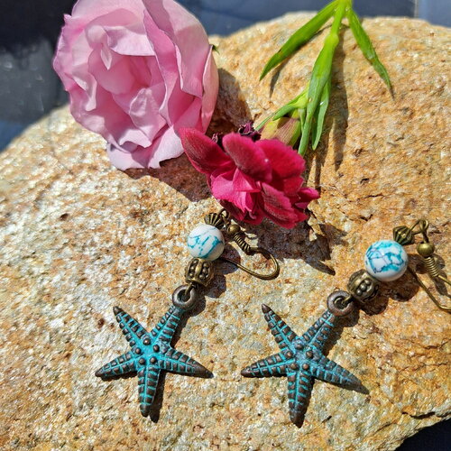 Boucles d'oreilles  estivales métal grec zamack patine bleue étoile de mer  perles bleues