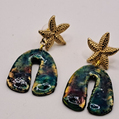 Boucles d'oreilles argile polymère vernie encres sur feuille d'or puces dorées étoiles de mer