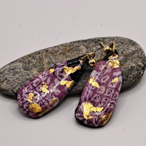 Boucles d'oreilles argile polymère motif geometrique rose noir et or