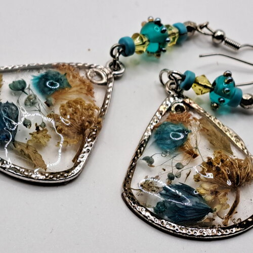 Boucles  petites perles au chalumeau résine  véritables fleurs bleues feuilles graines séchées