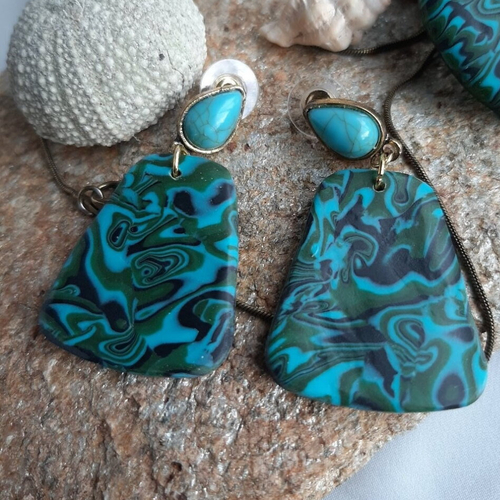 Boucles d'oreilles argile polymère poncée turquoise vert kaki et noir puces turquoises