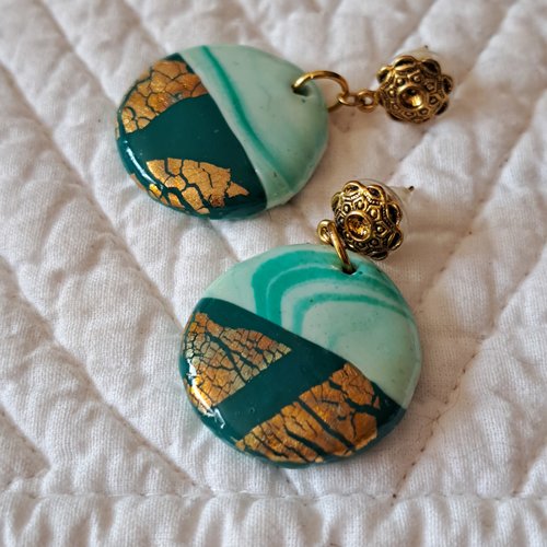 Boucles argile polymère résinée circulaires tons verts et feuille cuivre puces or ancien