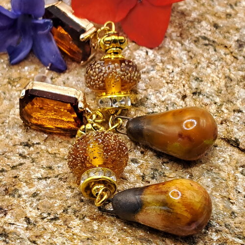 Boucles perles  verre filé au chalumeau ambre miel cognac breloque goutte céramique et puces zircone assorties