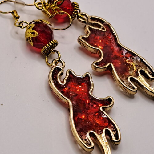 Boucles d'oreilles chat en résine rouge ornée de paillettes dorées, perle verre tchèque rouge carmin feu métal doré