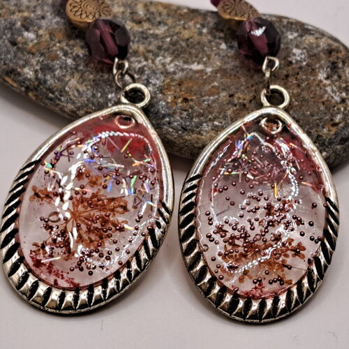 Boucles d'oreilles résine  petites perles rose ancien fleurs sechées,verre et métal argenté