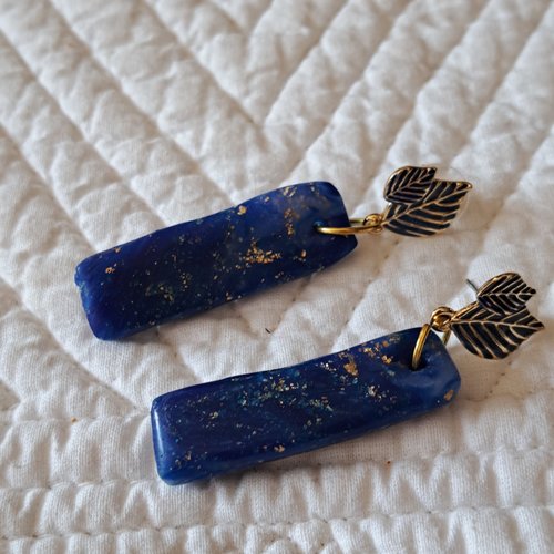 Boucles d'oreilles argile polymère bleu cobalt royal océan faux lapis lazuli feuille d'or puces feuilles bleues