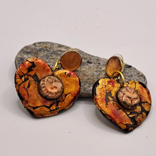 Boucles d'oreilles  argile polymère forme coeur encres sur feuille d'or rouge orange ocre
