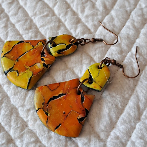 Boucles d'oreilles  argile polymère motif pictural orange jaune noir couleurs automnales