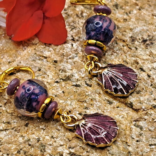 Boucles  perle artisanale en verre filé chalumeau violet parme rose breloque coquille st jacques assortie