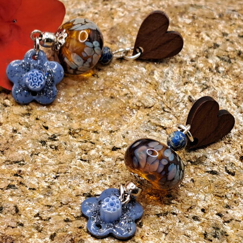 Boucles d'oreilles perle verre filé ambre, breloque fleur en cuivre émaillé bleu viel, puces cœur en bois foncé