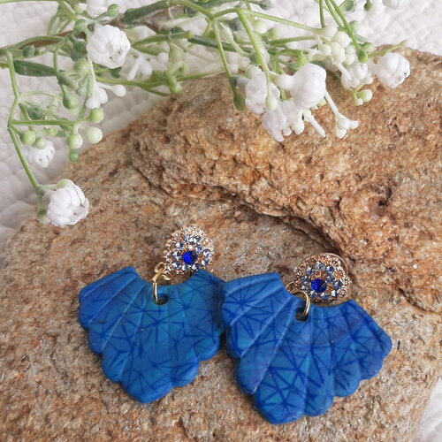 Boucles d'oreilles argile polymère bleu cobalt très jolies puces zyrcon bleu