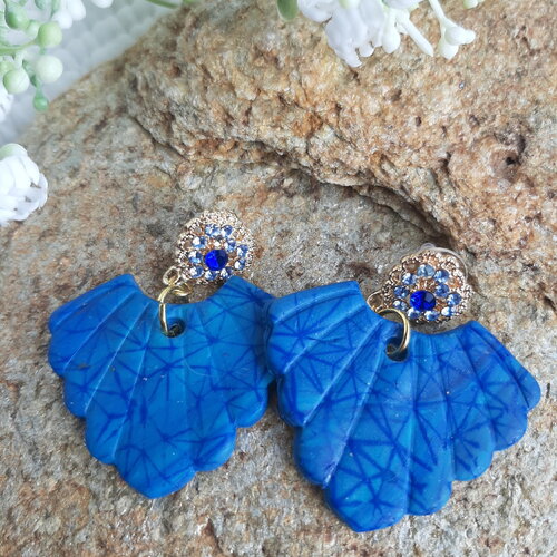Boucles d'oreilles argile polymère bleu cobalt très jolies puces zyrcon bleu