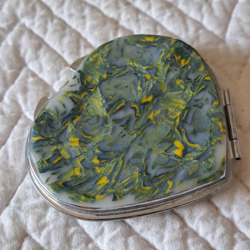 Miroir de  sac en pâte polymere forme de coeur vert acier safran