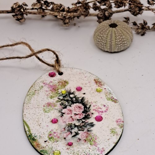 Oeuf en bois décoré