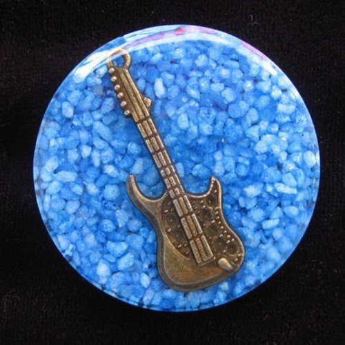 Très grande bague, guitare bronze, sur fond bleu en résine / diamètre 40mm