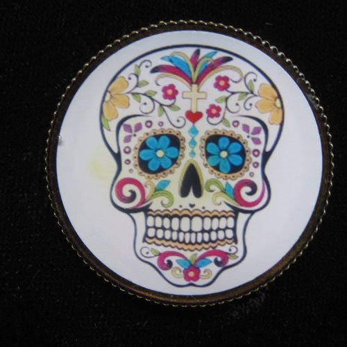 Broche unisexe tête de mort mexicaine sur fond blanc sertie en résine diamètre 30mm