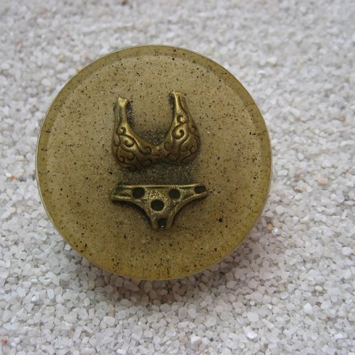Grande bague estivale unisexe ajustable bikini bronze sur fond de sable en résine diamètre 35mm