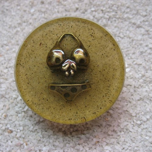 Grande bague ajustable unisexe bikini bronze sur fond de sable en résine diamètre 35mm