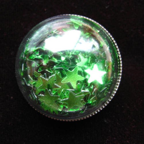 Bague dôme ajustable, étoiles vertes mobiles, dans une demie-sphère plexi, diamètre 30mm