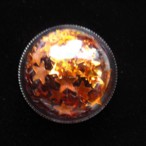 Bague dôme ajustable, étoiles oranges mobiles, dans une demi-sphère plexi, diamètre 30mm