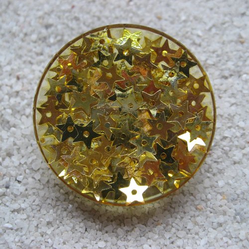 Grande bague ajustable unisexe étoiles dorées sur fond transparent en résine diamètre 35mm