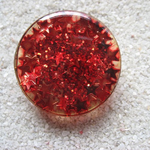 Grande bague ajustable unisexe étoiles rouges sur fond transparent en résine diamètre 35mm