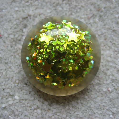 Grande bague cabochon ajustable unisexe étoiles vertes sur fond transparent en résine diamètre 30mm