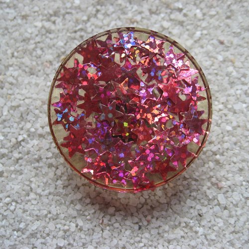 Grande bague ajustable unisexe étoiles fuchsias sur fond transparent diamètre 35mm