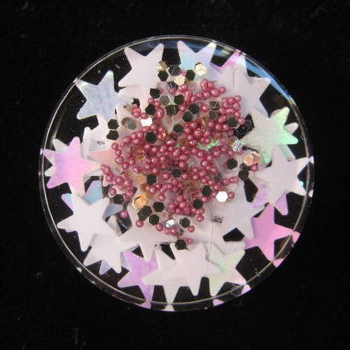Bague ajustable, étoiles blanches et microperles fuchsias, sur fond transparent en résine, diamètre 25mm