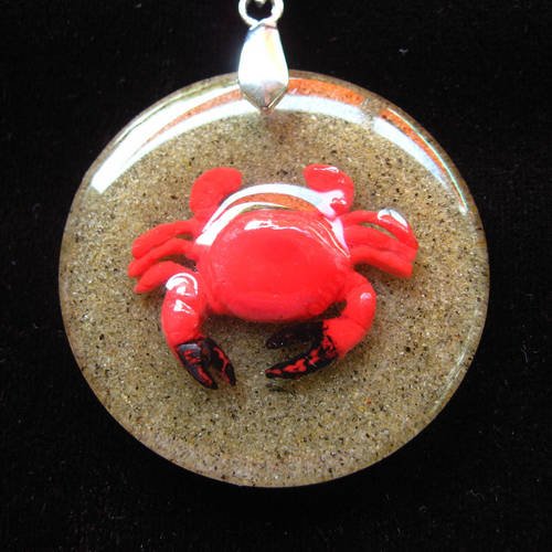 Pendentif estival, crabe rouge, sur fond de sable en résine / diamètre 40mm