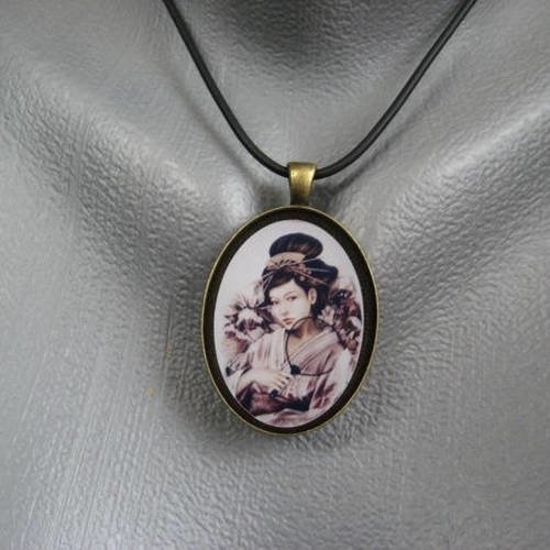 Pendentif ovale vintage, geisha sépia, serti en résine / taille 30mmx40mm