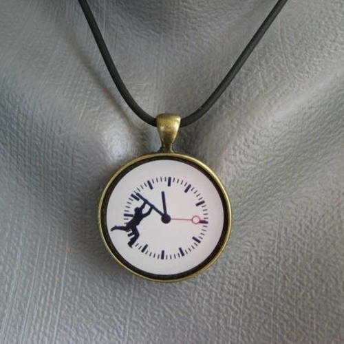 Pendentif fantaisie course contre le temps serti en résine diamètre 30mm