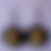 Boucles d'oreilles kawaii, oursons jaunes, sur fond noir en résine / diamètre 25mm
