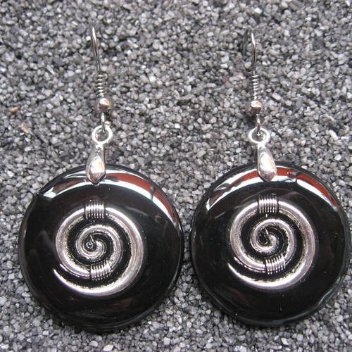 Boucles d'oreilles, spirale argentée corne de boeuf, sur fond noir en résine / diamètre 25mm