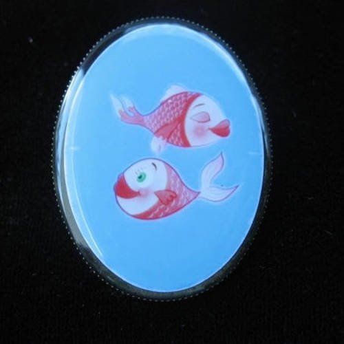 Broche ovale fantaisie, poissons amoureux, sertie en résine