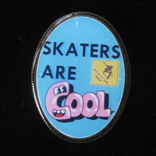 Broche ovale fantaisie, skaters are cool, sertie en résine / taille 30mmx40mm