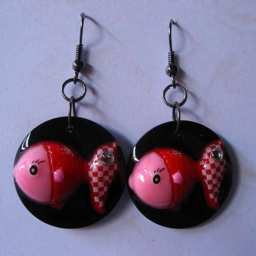Boucles d'oreilles kawaii, poissons rouges, sur fond noir en résine / diamètre 25mm