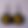 Boucles d'oreilles kawaii, oursons jaunes, sur fond noir en résine / diamètre 25mm