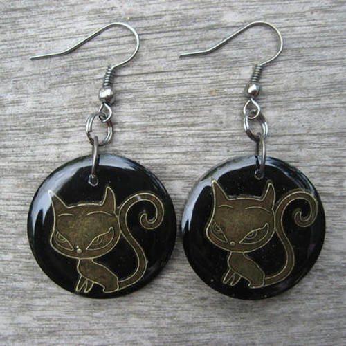 Boucles d'oreilles, chaton bronze, sur fond noir en résine / diamètre 25mm