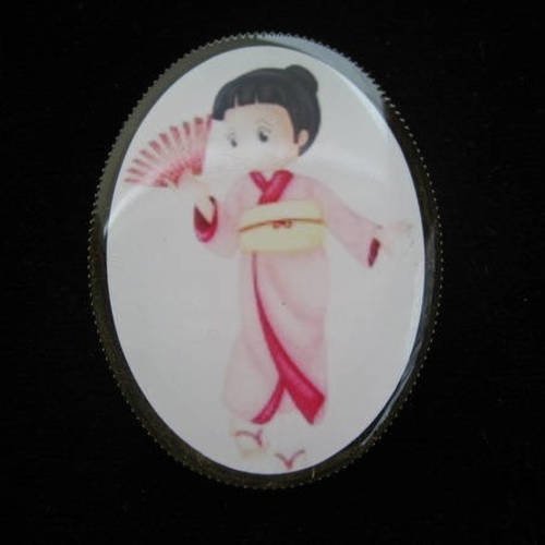Broche ovale, geisha rose, sertie en résine / taille 30mmx40mm