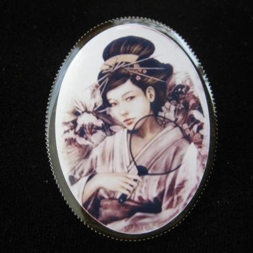 Broche ovale vintage, geisha sepia, sertie en résine / taille 30mmx40mm
