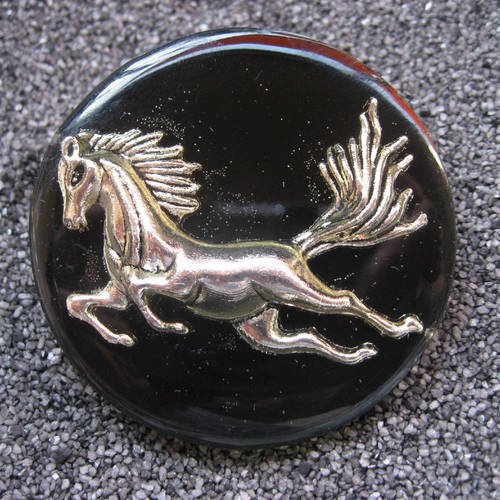 Grande broche fantaisie, cheval au galop argenté, sur fond noir en résine / diamètre 40mm