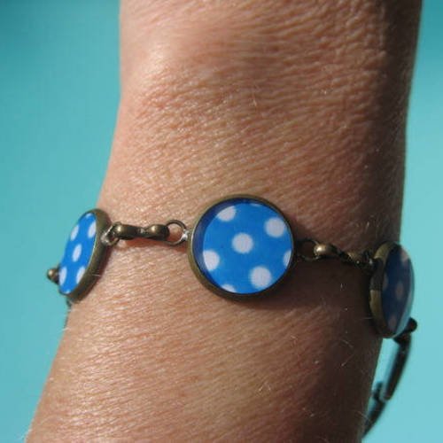 Bracelet petits cabochons, pois blancs sur fond bleu, sertis en résine / diamètre 12mm
